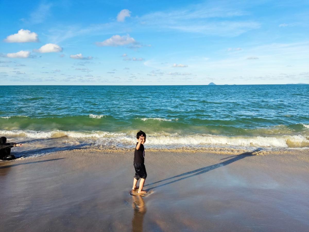 Ayuni Homestay Kuala Besut Terengganu Buitenkant foto